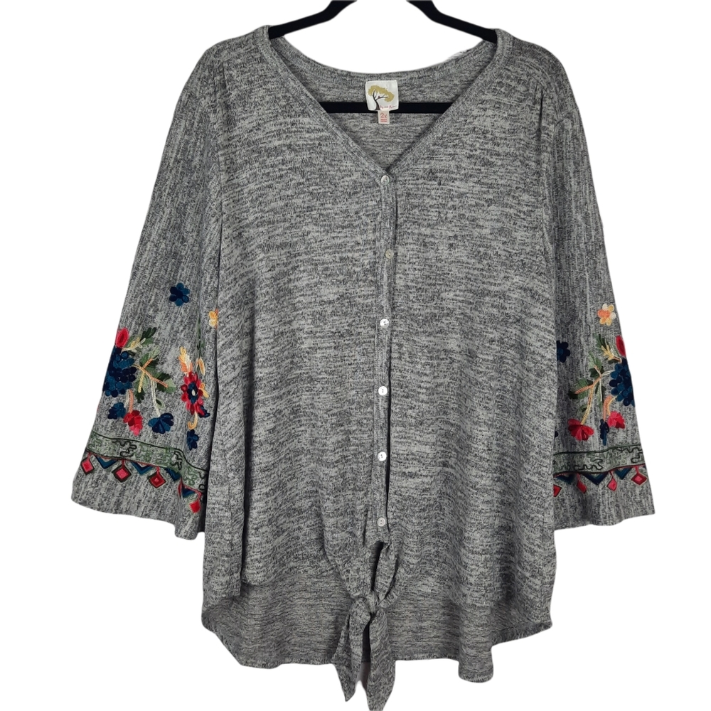 Fig & Flower | Buttoned Embroidered Sleeve Tunic